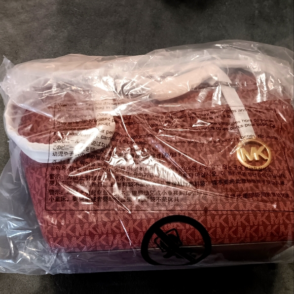 Nwt Michael kors signature logo shoulder bag